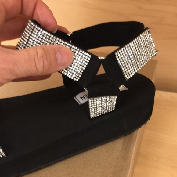 Steve Madden belt cross strap summer sandals - Picture 2 of 6